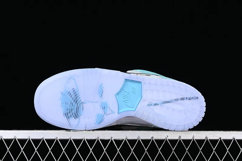 All categories Nk SB Dunk Series Nk SB Dunk Low low-top sneakers F version April Skateboards x Nk SB Dunk Low joint model Frozen Rose SB smashed backboard fashion casual sneakers FD2562-400
